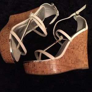 White prong wedges
